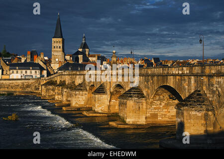 Loire-Brücke, La Charité-Sur-Loire, Frankreich Stockfoto