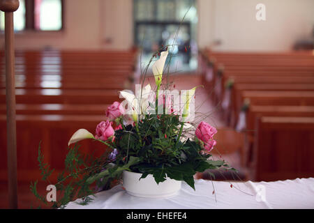 Blumenschmuck in der Kirche Stockfoto