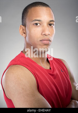 Muskulöser Mann mit roten Tank-Top-Weste Stockfoto