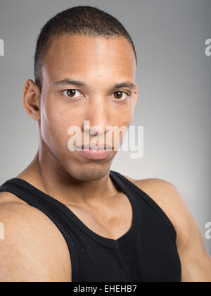 Muskulöser Mann mit schwarzen Tank-Top-Weste Stockfoto