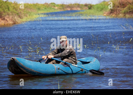 Fischer im Schlauchboot auf dem Fluss Stockfoto