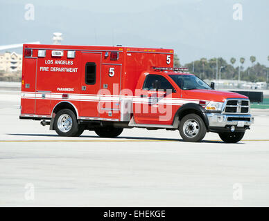 Los Angeles, Kalifornien, USA. 12. März 2015. Das Los Angeles City Fire Department sichern Sie Unterstützung für die Ankunft von Präsident Obama an Bord der Air Force One am Los Angeles International Airport auf Donnerstag, 12. März 2015 zur Verfügung gestellt. Ein LA Stadtbrand und Rettungssanitäter Rettungswagen Rig macht seinen Weg über die Landebahn am Flughafen LAX am Donnerstagnachmittag. © David Bro/ZUMA Draht/Alamy Live-Nachrichten Stockfoto