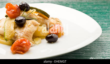 Gebackener Kabeljau mit Oliven und Tomaten Stockfoto