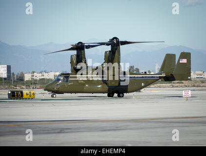 Los Angeles, Kalifornien, USA. 12. März 2015. In ein Dienstprogramm Unterstützungsrolle mit Präsident Obama 12. März 2015 Ankunft am internationalen Flughafen Los Angeles begleitet mehrere MV-22 Osprey, hergestellt von Boeing, vom Marine Corps HMX-1 Hubschrauberstaffel Marine One. Der Fischadler, ein Tilt Rotor Flugzeug, hat die Fähigkeit, fungieren als ein Hubschrauber sowie die ähnlich wie eine traditionelle Prop Flugzeug durchführen. Das Marine Corps HMX-1squadron diente als Präsidenten und VIP transport seit 1947.---ein Fischadler taxis auf der Fluglinie am Flughafen LAX am Donnerstagnachmittag. (Kredit-Bild: © David Br Stockfoto