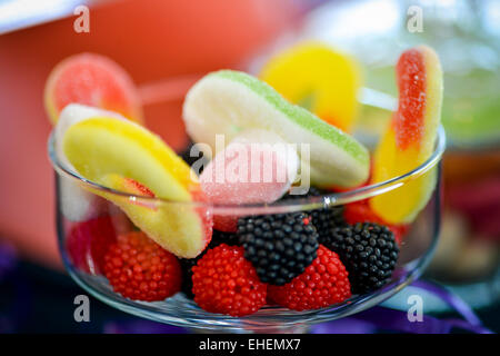 Gelee, bunt und süß in Glasschale gelegt Stockfoto