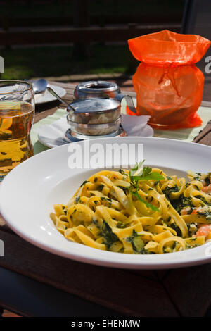 Bandnudeln mit Spinat und Garnelen Stockfoto