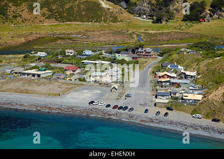 Ohariu Bay, Makara Strand und Ferienhäuser in der Nähe von Wellington, Nordinsel, Neuseeland - Antenne Stockfoto