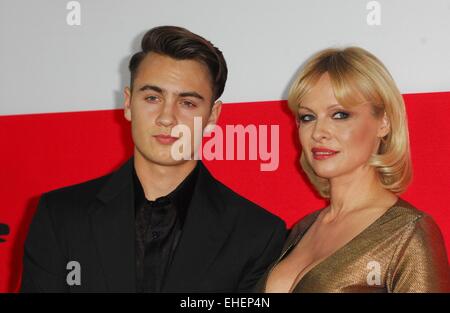 Los Angeles, CA, USA. 12. März 2015. bei der Ankunft für THE GUNMAN Premiere, Regal Kinos LA Live, Los Angeles, CA 12. März 2015. Bildnachweis: Elizabeth Goodenough/Everett Collection/Alamy Live-Nachrichten Stockfoto