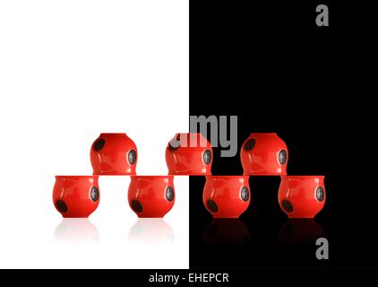 Satz von Tassen auf schwarz und weiß Stockfoto