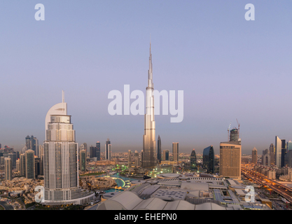 Burj Khalifa, Dubai Mall und der Skyline von Downtown Dubai bei Sonnenaufgang in Vereinigte Arabische Emirate Stockfoto