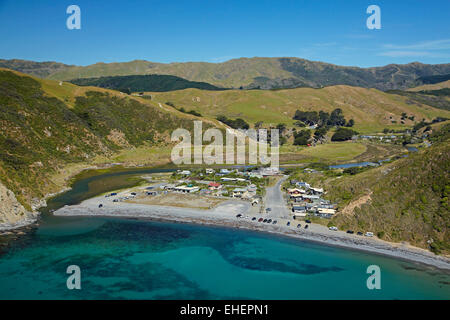 Ohariu Bay, Makara Strand und Ferienhäuser in der Nähe von Wellington, Nordinsel, Neuseeland - Antenne Stockfoto