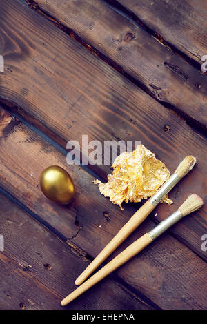 Pinsel und Blattgold mit Maler-Ei Stockfoto