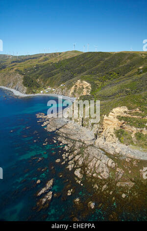 Fischerhütten, Smiths Bay und Mill Creek Wind Farm, in der Nähe von Wellington, Nordinsel, Neuseeland - Antenne Stockfoto