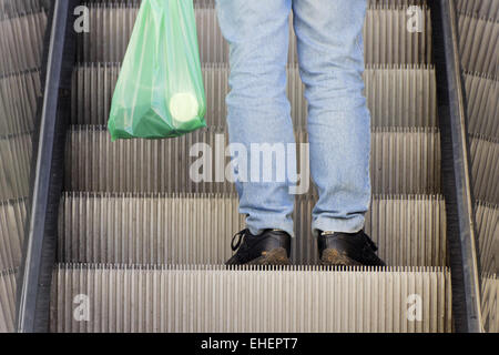 Person auf einer Rolltreppe Stockfoto