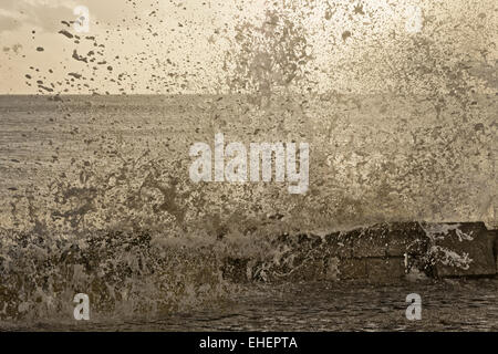 Brandung am Strand von Albufeira Stockfoto