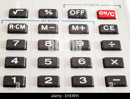 Details eines alten staubigen gummierte Tasten Taschenrechner. Stockfoto