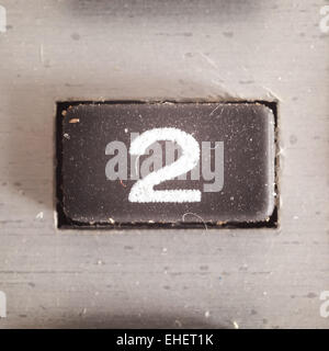 Alten schmutzig und staubig gummierte Taste mit schriftlichen Nummer, Teil eines alten Rechners. Stockfoto