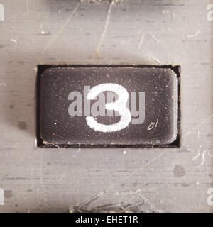 Alten schmutzig und staubig gummierte Taste mit schriftlichen Nummer, Teil eines alten Rechners. Stockfoto