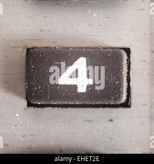 Alten schmutzig und staubig gummierte Taste mit schriftlichen Nummer, Teil eines alten Rechners. Stockfoto