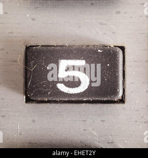 Alten schmutzig und staubig gummierte Taste mit schriftlichen Nummer, Teil eines alten Rechners. Stockfoto
