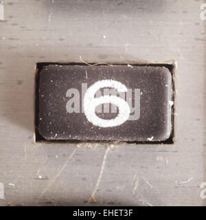 Alten schmutzig und staubig gummierte Taste mit schriftlichen Nummer, Teil eines alten Rechners. Stockfoto