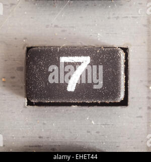 Alten schmutzig und staubig gummierte Taste mit schriftlichen Nummer, Teil eines alten Rechners. Stockfoto