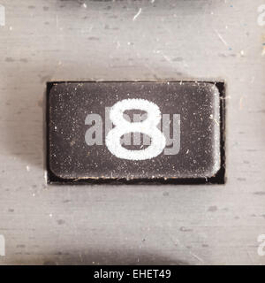 Alten schmutzig und staubig gummierte Taste mit schriftlichen Nummer, Teil eines alten Rechners. Stockfoto