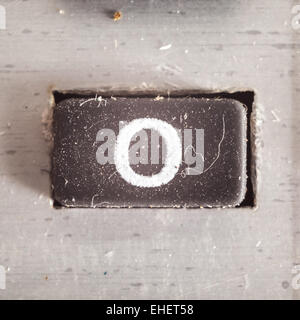 Alten schmutzig und staubig gummierte Taste mit schriftlichen Nummer, Teil eines alten Rechners. Stockfoto