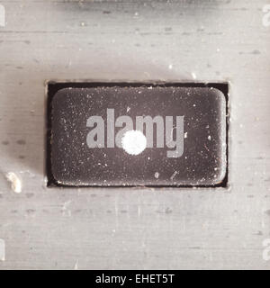 Alten schmutzig und staubig gummierte Taste mit schriftlichen Mathe-Symbol drauf, Teil eines alten Rechners. Stockfoto