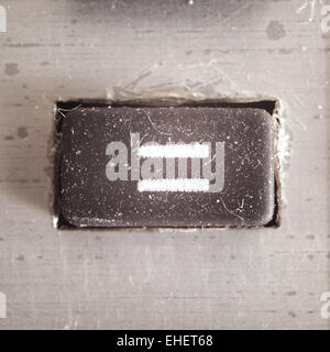 Alten schmutzig und staubig gummierte Taste mit schriftlichen Mathe-Symbol drauf, Teil eines alten Rechners. Stockfoto