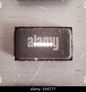 Alten schmutzig und staubig gummierte Taste mit schriftlichen Mathe-Symbol drauf, Teil eines alten Rechners. Stockfoto