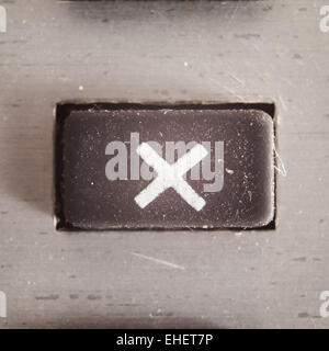 Alten schmutzig und staubig gummierte Taste mit schriftlichen Mathe-Symbol drauf, Teil eines alten Rechners. Stockfoto