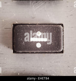 Alten schmutzig und staubig gummierte Taste mit schriftlichen Mathe-Symbol drauf, Teil eines alten Rechners. Stockfoto