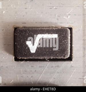 Alten schmutzig und staubig gummierte Taste mit schriftlichen Mathe-Symbol drauf, Teil eines alten Rechners. Stockfoto