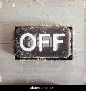 Alten schmutzigen und staubigen gummierte Schaltfläche mit Symbol drauf, abgeschrieben Teil eines alten Rechners. Stockfoto