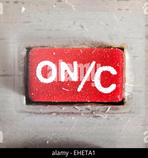 Alten schmutzigen und staubigen gummierte Taste mit geschrieben am Symbol drauf, Teil eines alten Rechners. Stockfoto