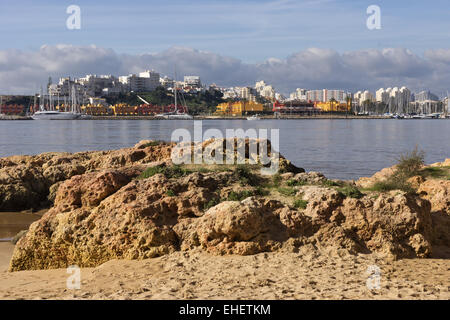 Ferragudo, im Hintergrund Portimao Stockfoto