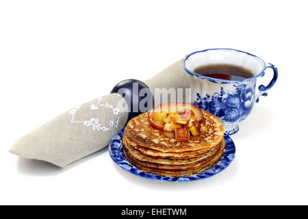 Pfannkuchen mit Apfel-Sauce auf eine weiße Rückseite Stockfoto