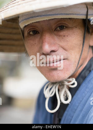 Okinawa Mann / Bauer tragen traditionelle konischen Hut, Yomitan, Okinawa Stockfoto