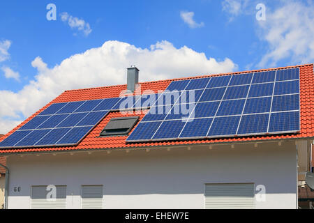 Solaranlage auf Dach Stockfoto