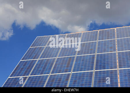 Solar-Panels vor blauem Himmel Stockfoto