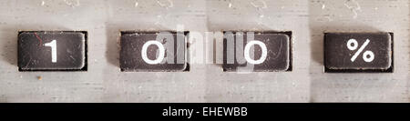 Hundert Prozent geschrieben von alten Rechner gummierte Tasten. Stockfoto