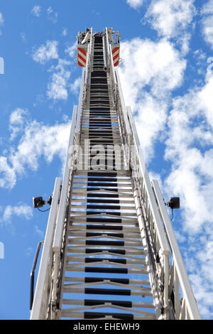 Feuerwehr LKW Drehleiter in blauen Himmel hinauf. Stockfoto