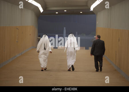 Meydan Racecourse, Dubai, Vereinigte Arabische Emirate. 7. März 2015. Godolphin Trainer Saeed Bin Suroor geht zurück auf den Tunnel satteln ein Stockfoto