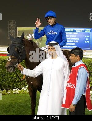 Meydan Racecourse, Dubai, Vereinigte Arabische Emirate. 7. März 2015. Godolphin Trainer Saeed Bin Suroor mit Jockey James Doyle in der Gewinner-Circle Stockfoto