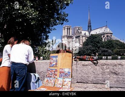 Ansicht der Kathedrale Notre-Dame mit Touristen betrachten Gemälde auf einer Brücke in den Vordergrund, Paris, Frankreich, Westeuropa. Stockfoto