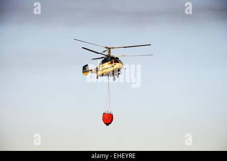 Kamov Ka-32A11BC Hubschrauber (EC-JSQ-Registrierung) mit Wasser zur Brandbekämpfung, Cabopino Golf Costa Del Sol, Spanien. Stockfoto