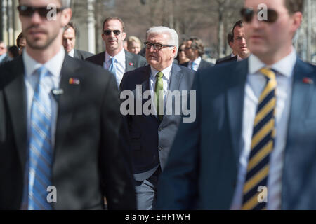Washington, DC, USA. 12. März 2015. Bundesministerin für Foreign Affairs Frank-Walter Steinmeier (C) Spaziergänge durch die Stadt nach Gesprächen mit US-Senat in Washington, DC, USA, 12. März 2015. Foto: MAURIZIO GAMBARINI/Dpa/Alamy Live News Stockfoto