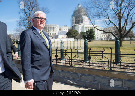 Washington, DC, USA. 12. März 2015. Bundesministerin für auswärtige Angelegenheiten Frank-Walter Steinmeier geht durch die Stadt nach Gesprächen mit US-Senat in Washington, DC, USA, 12. März 2015. Foto: MAURIZIO GAMBARINI/Dpa/Alamy Live News Stockfoto