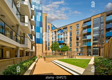 Zentralen Innenhof zu Blöcken. Central Park Apartments, Lewisham., London, Vereinigtes Königreich. Architekt: Bptw Partnerschaft, 2014. Stockfoto